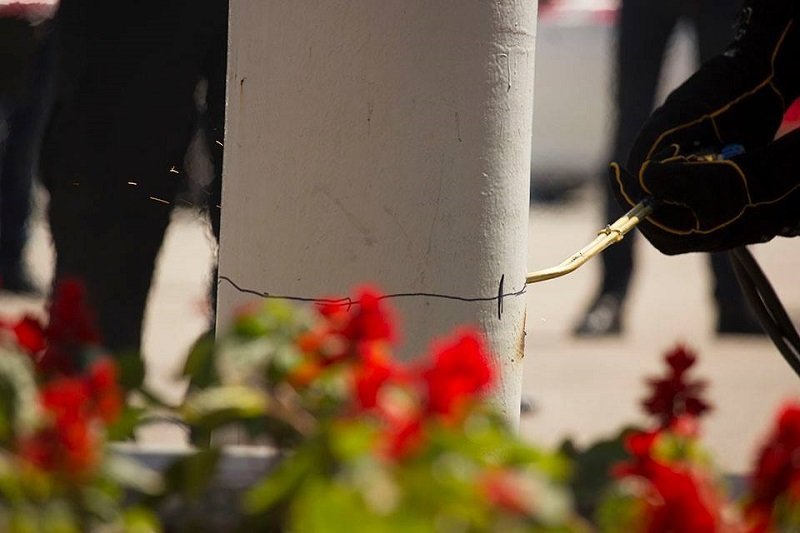 Теперь я видел все: мэр Днепра Филатов лично снес билборд возле горсовета 6