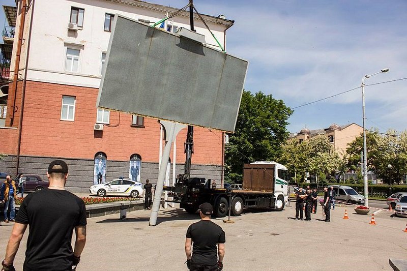 Теперь я видел все: мэр Днепра Филатов лично снес билборд возле горсовета 7