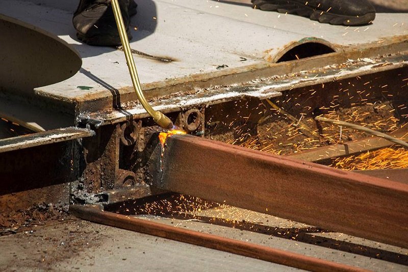 Теперь я видел все: мэр Днепра Филатов лично снес билборд возле горсовета 8