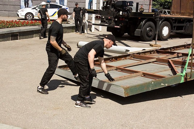Теперь я видел все: мэр Днепра Филатов лично снес билборд возле горсовета 9