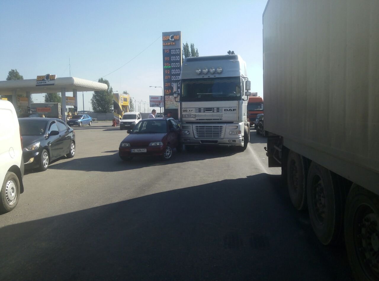 На Донецком шоссе возле ТЦ "Караван" произошло сразу две аварии с фурами 5