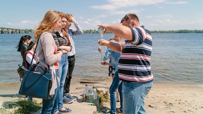 Студенты ДИИТа делают анализ воды в Днепре 8