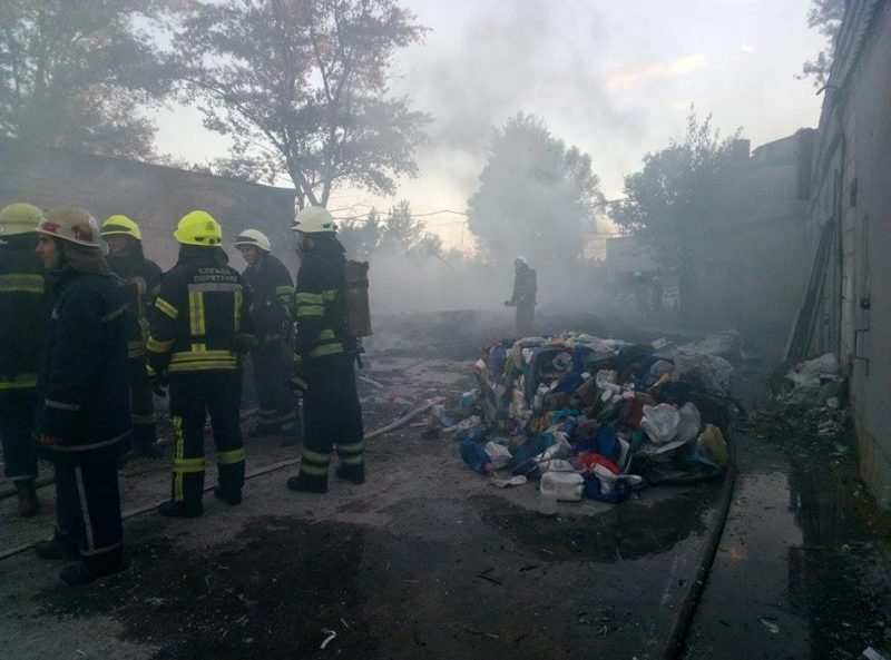 В Днепре горит предприятие 1