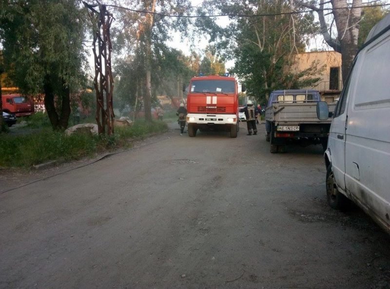 В Днепре горит предприятие 3