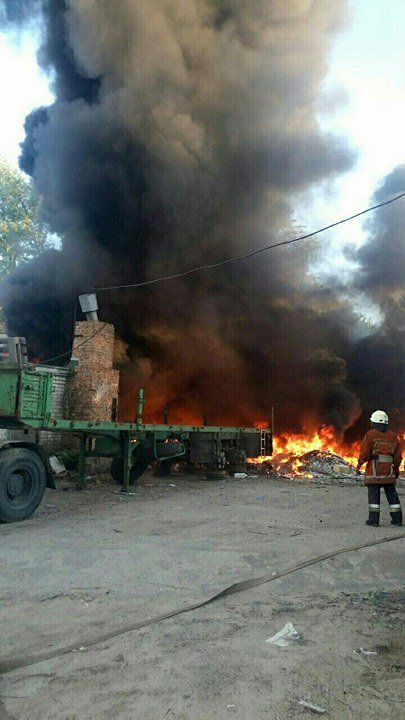 В Днепре горит предприятие 4