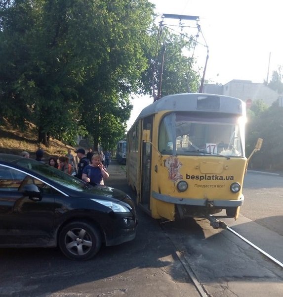 На Пастера Peugeot въехал в трамвай: подробности 1