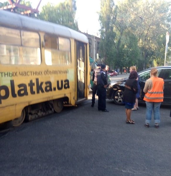 На Пастера Peugeot въехал в трамвай: подробности 2