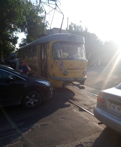 На Пастера Peugeot въехал в трамвай: подробности 4