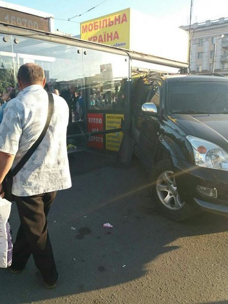 На вокзале Toyota въехала в киоск: продавец в больнице 1