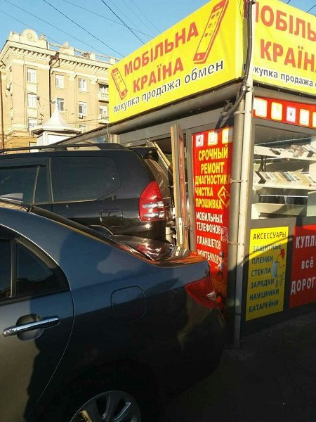 На вокзале Toyota въехала в киоск: продавец в больнице 2