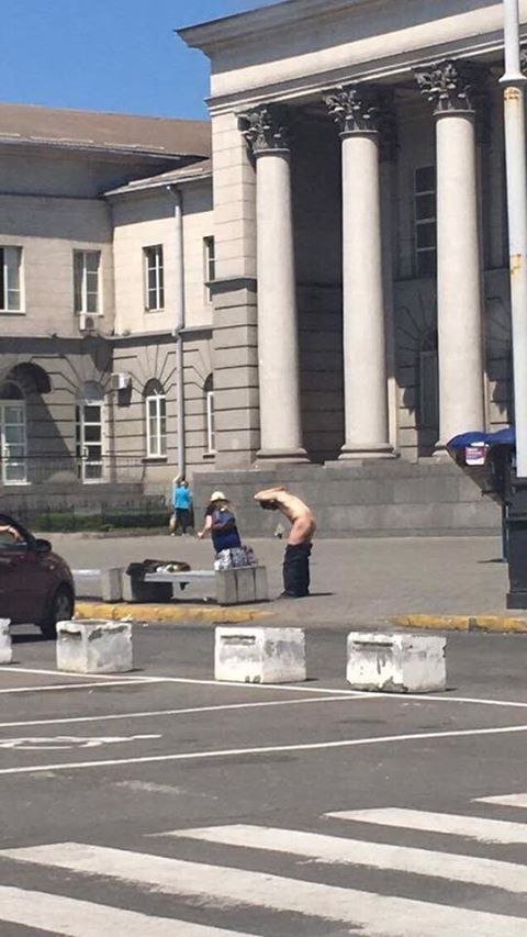 По следам Евровидения: на вокзале Днепра мужчина разгуливал с голым задом 1