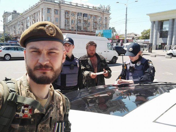 По следам Евровидения: на вокзале Днепра мужчина разгуливал с голым задом 2