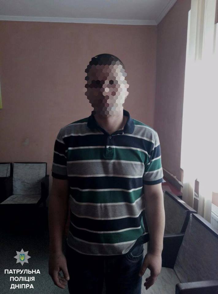 В Днепре карманный вор попался "на горячем" в маршрутке 1