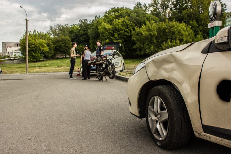 ДТП на Космической: мопед врезался в Renault 1