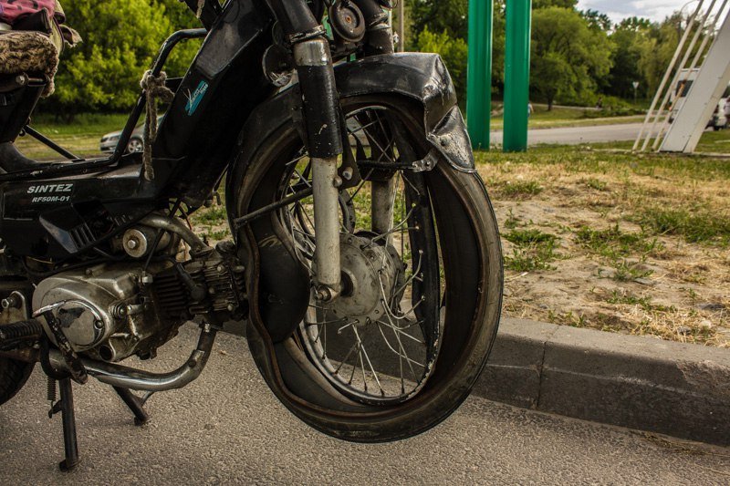 ДТП на Космической: мопед врезался в Renault 3