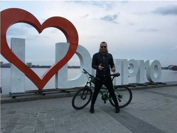 Популярный певец прокатился по набережной Днепра на велосипеде 1