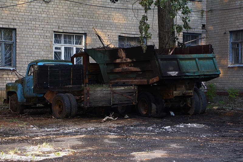 Пожар в Приднепровске: на территории лицея горели грузовики 1