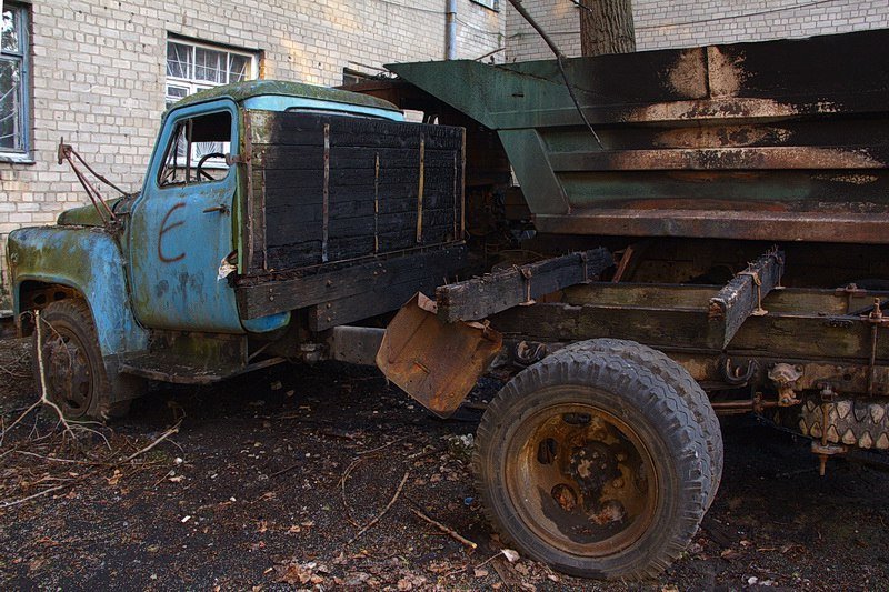 Пожар в Приднепровске: на территории лицея горели грузовики 2