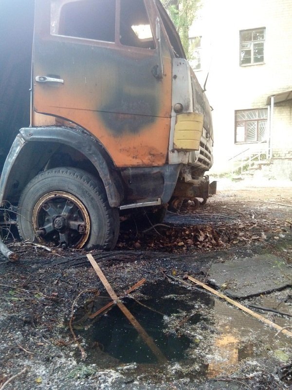 Пожар в Приднепровске: на территории лицея горели грузовики 4