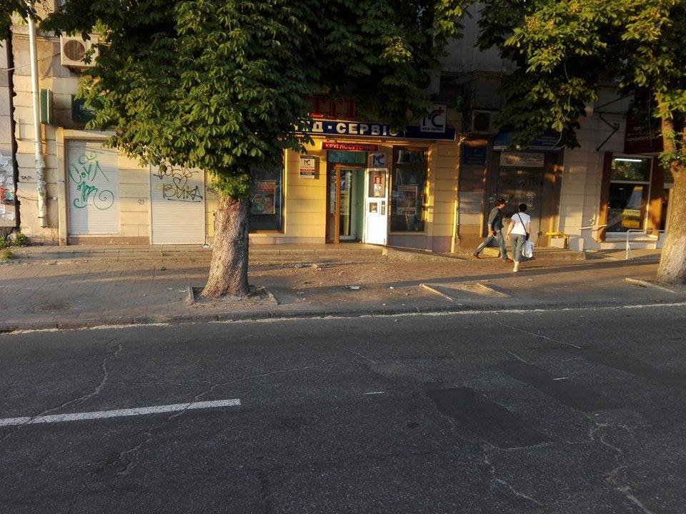 Береги голову: на проспекте Яворницкого отвалился кусок балкона 2