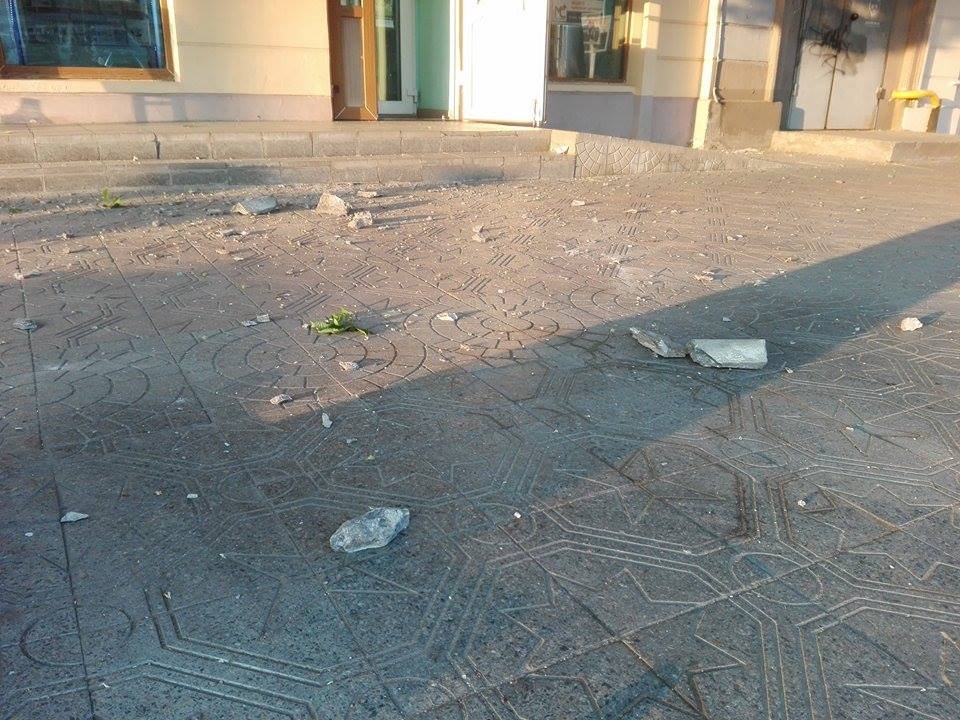 Береги голову: на проспекте Яворницкого отвалился кусок балкона 3