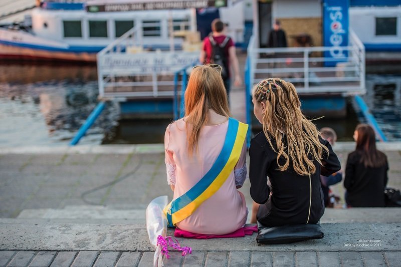 Как выпускники отметили Последний звонок в центре Днепра: ищите себя на фотографиях 1