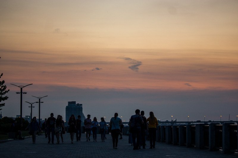 Как выпускники отметили Последний звонок в центре Днепра: ищите себя на фотографиях 3
