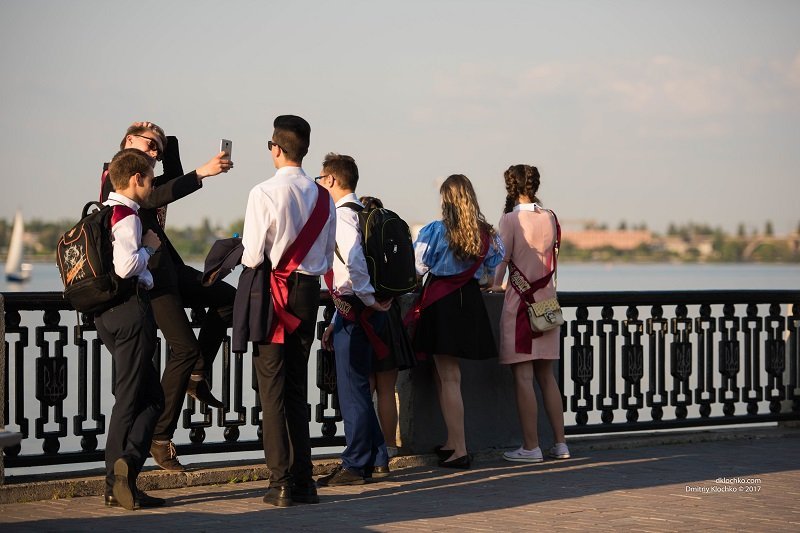 Как выпускники отметили Последний звонок в центре Днепра: ищите себя на фотографиях 4