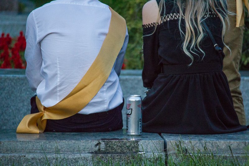 Как выпускники отметили Последний звонок в центре Днепра: ищите себя на фотографиях 6