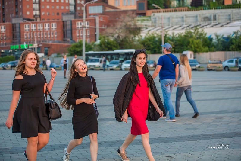 Как выпускники отметили Последний звонок в центре Днепра: ищите себя на фотографиях 7