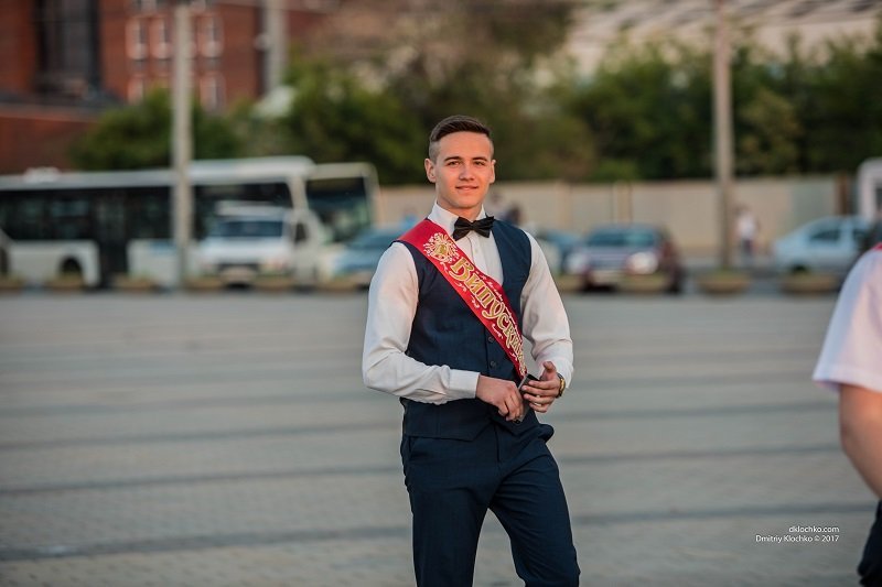 Как выпускники отметили Последний звонок в центре Днепра: ищите себя на фотографиях 8