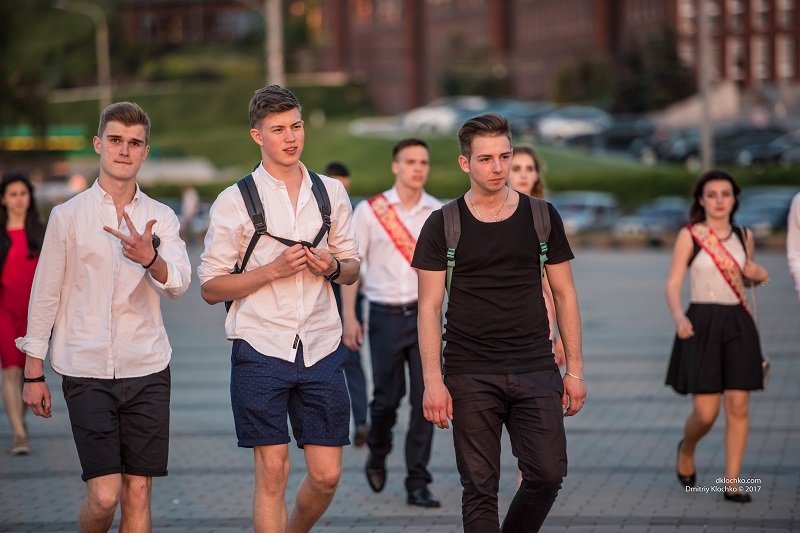 Как выпускники отметили Последний звонок в центре Днепра: ищите себя на фотографиях 9