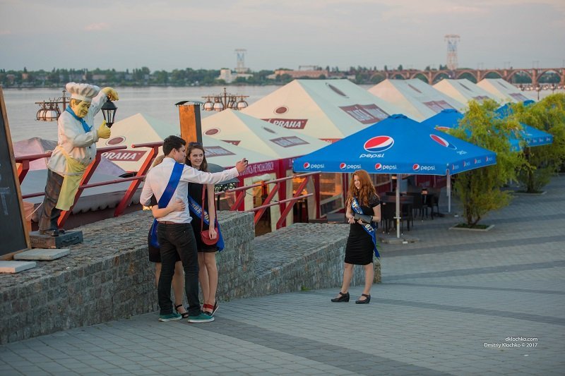 Как выпускники отметили Последний звонок в центре Днепра: ищите себя на фотографиях 10