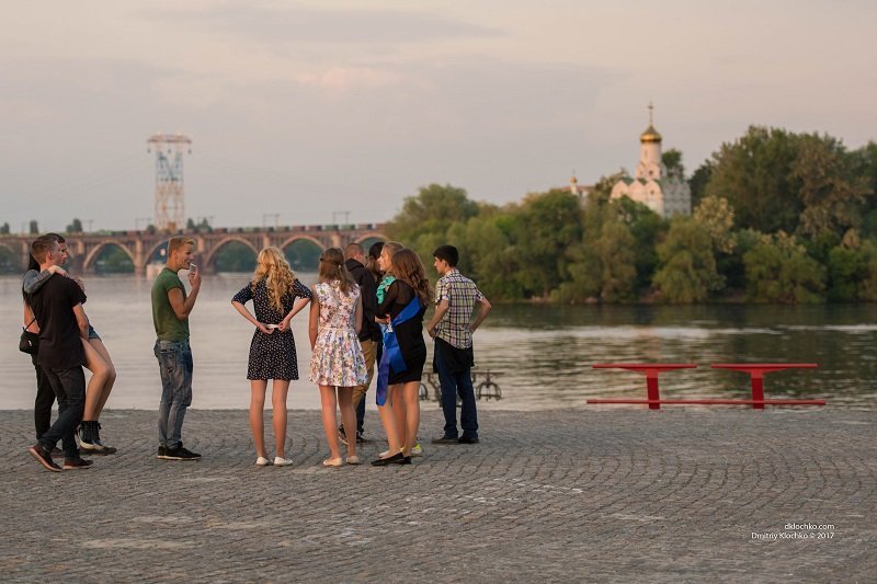 Как выпускники отметили Последний звонок в центре Днепра: ищите себя на фотографиях 12