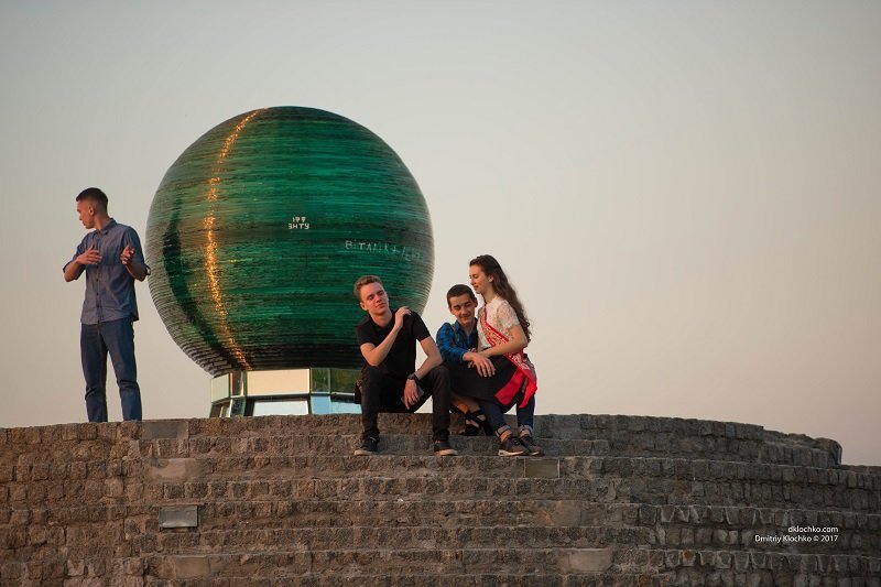 Как выпускники отметили Последний звонок в центре Днепра: ищите себя на фотографиях 13