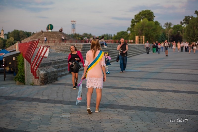 Как выпускники отметили Последний звонок в центре Днепра: ищите себя на фотографиях 15