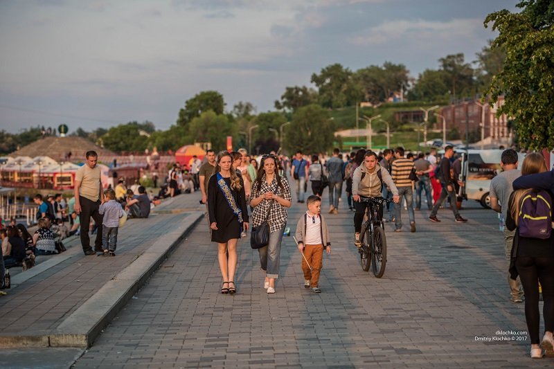 Как выпускники отметили Последний звонок в центре Днепра: ищите себя на фотографиях 17