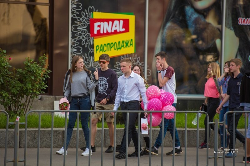 Как выпускники отметили Последний звонок в центре Днепра: ищите себя на фотографиях 18