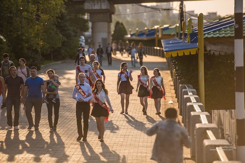 Как выпускники отметили Последний звонок в центре Днепра: ищите себя на фотографиях 19