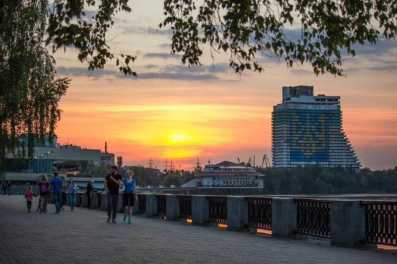 Как выпускники отметили Последний звонок в центре Днепра: ищите себя на фотографиях 20