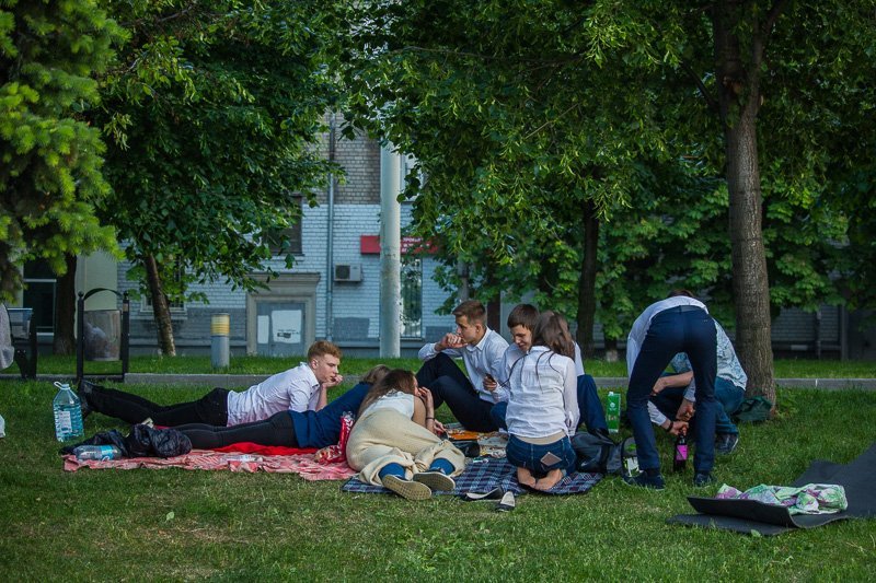 Как выпускники отметили Последний звонок в центре Днепра: ищите себя на фотографиях 21