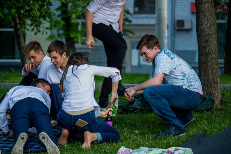 Как выпускники отметили Последний звонок в центре Днепра: ищите себя на фотографиях 22