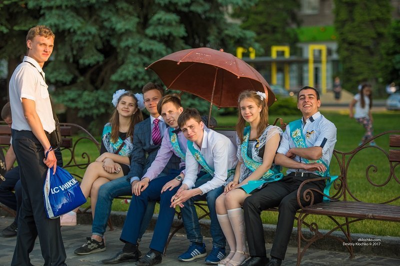 Как выпускники отметили Последний звонок в центре Днепра: ищите себя на фотографиях 25