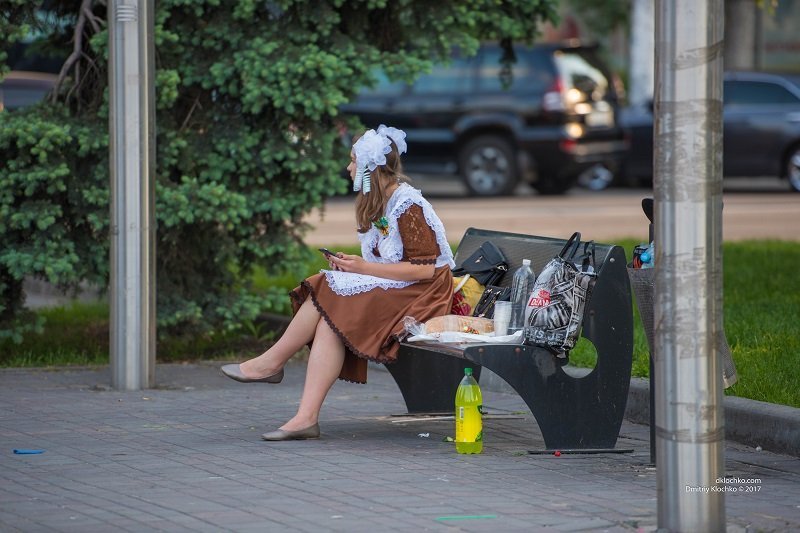 Как выпускники отметили Последний звонок в центре Днепра: ищите себя на фотографиях 27
