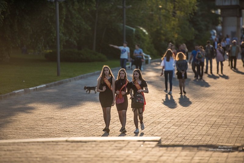 Как выпускники отметили Последний звонок в центре Днепра: ищите себя на фотографиях 28