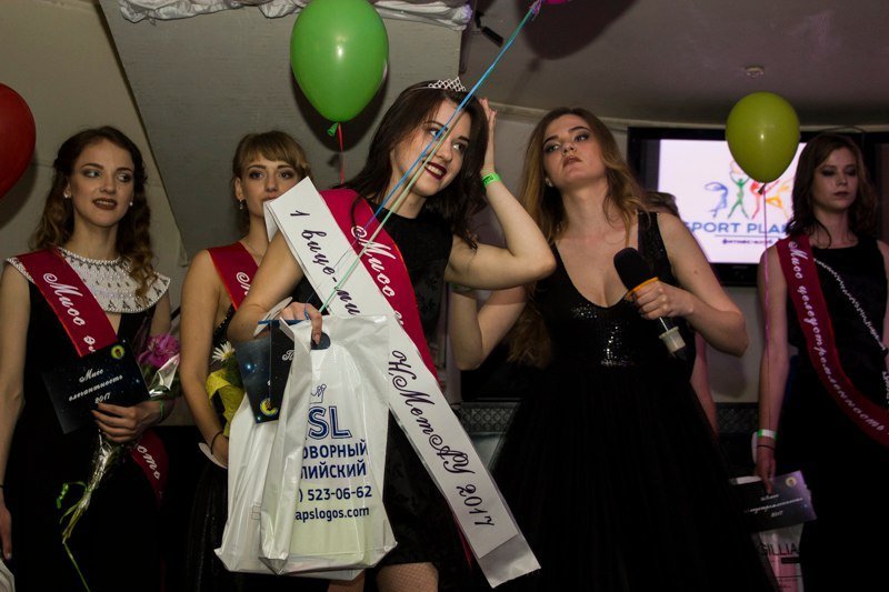 Танцы на пилоне и дефиле в вечерних платьях: в Днепре выбирали "Мисс НМетАУ-2017" 27