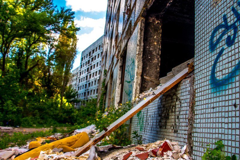 Взгляд изнутри: прогулка по заброшенному дому на Тополе 1