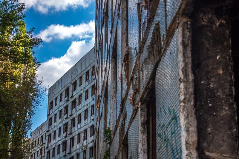 Взгляд изнутри: прогулка по заброшенному дому на Тополе 2