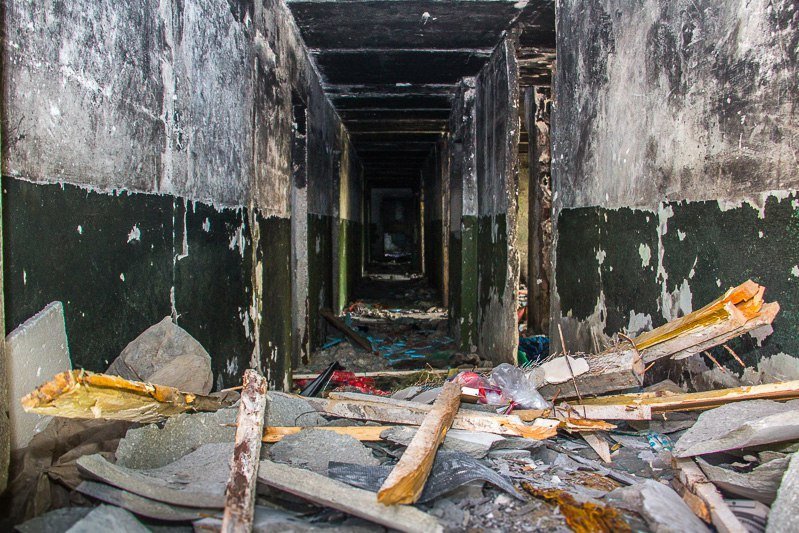 Взгляд изнутри: прогулка по заброшенному дому на Тополе 3