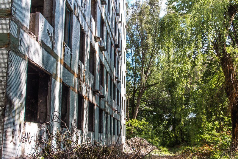 Взгляд изнутри: прогулка по заброшенному дому на Тополе 5